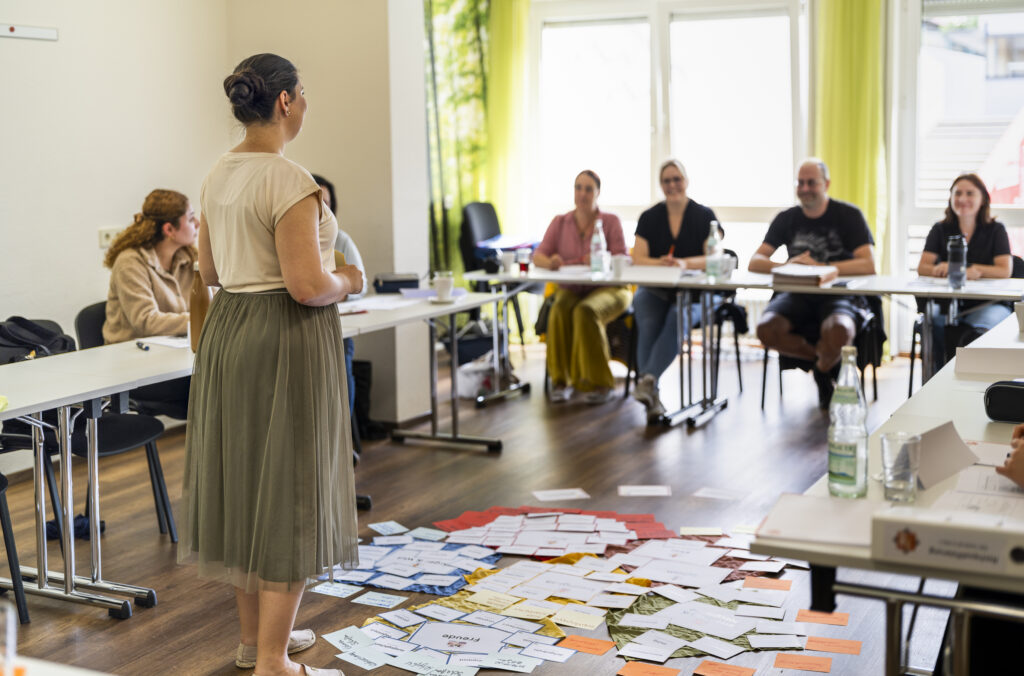 Bild von einem Schulungsraum mit mehreren Menschen