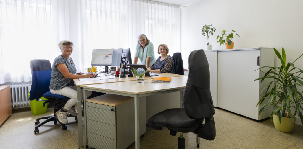 Bild von einem Büro mit mehreren Menschen